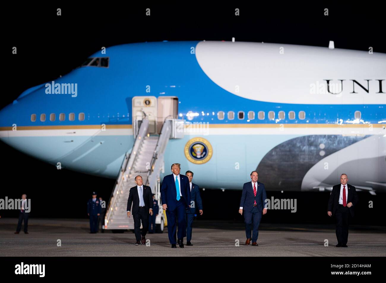 El presidente Trump viaja a PA. Al presidente Donald J. Trump se le unen miembros de la delegación del Congreso de Pensilvania mientras camina por el asfalto después de desembarcar la Fuerza Aérea uno en el Aeropuerto Internacional de Harrisburg en Harrisburg, Pensilvania. Sábado, 26 de septiembre de 2020, donde fueron recibidos por invitados y partidarios. Foto de stock
