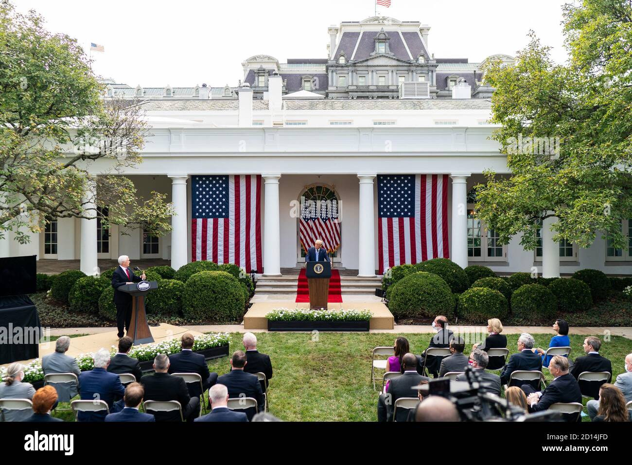 Noticias de la Casa Blanca sobre pruebas de Coronavirus. El presidente Donald J. Trump escucha mientras el vicepresidente Mike Pence habla de sus palabras durante una actualización de la estrategia de pruebas de Coronavirus del COVID-19 del país el lunes, 28 de septiembre de 2020, en el Jardín de Rosas de la Casa Blanca. Foto de stock