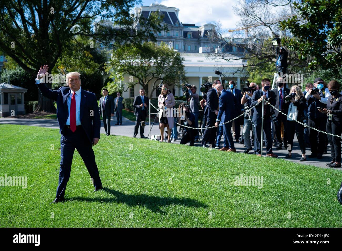 El presidente Trump viaja a MN. El presidente Donald J. Trump hace olas mientras camina por el South Lawn of the White House el miércoles, 30 de septiembre de 2020, para abordar Marine One de camino a la base conjunta Andrews, Maryland, para comenzar su viaje a Minnesota. Foto de stock