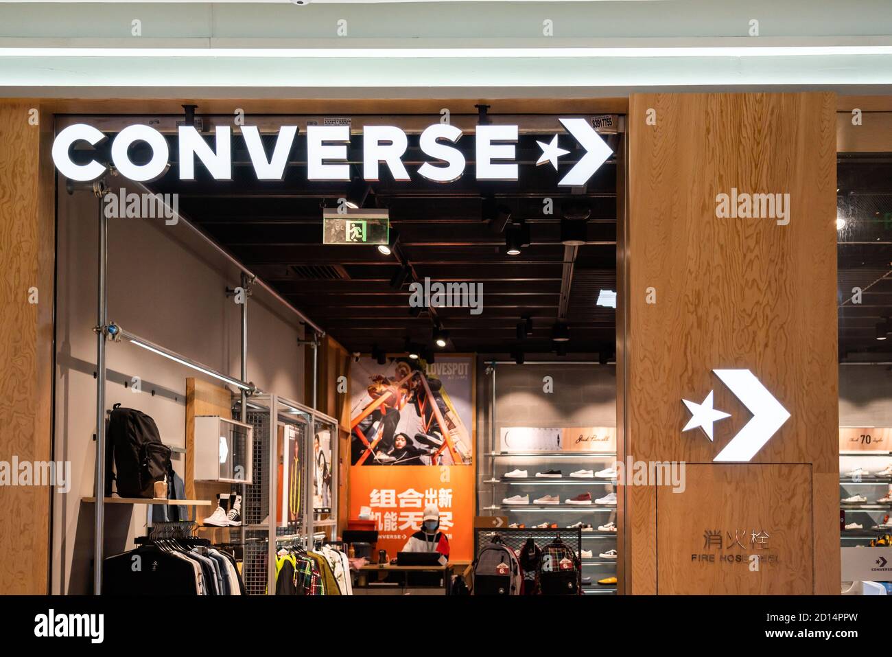 Asalto Extraordinario Apelar a ser atractivo La tienda y el logotipo de la empresa de calzado estadounidense Converse se  ven en Shenzhen Fotografía de stock - Alamy