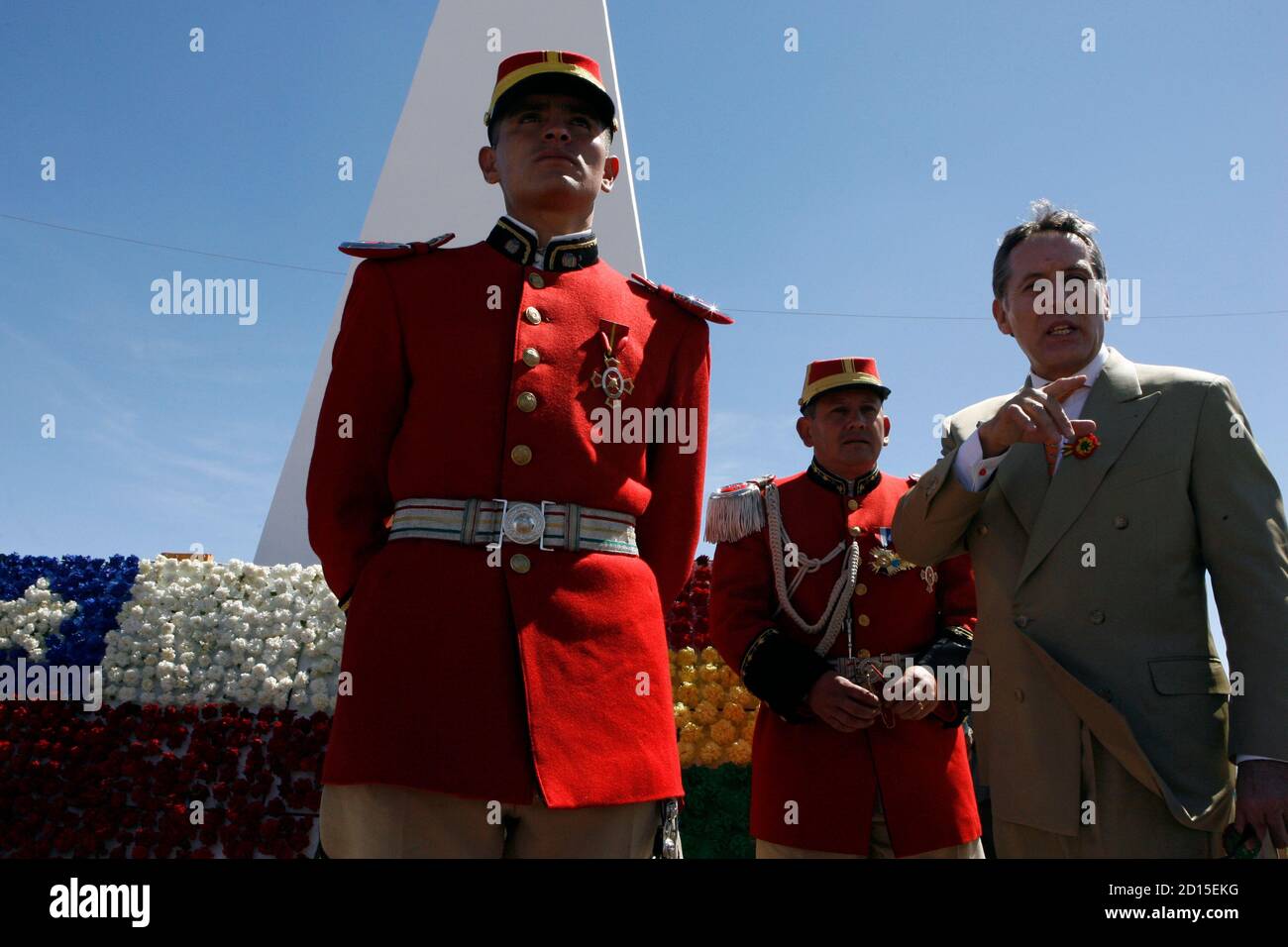 Ronald McLean Avaroa (R) se encuentra junto a oficiales del ejército  boliviano que visten los uniformes del histórico Batallón 'Colorados de  Bolivia' durante una ceremonia en honor al pariente y héroe boliviano