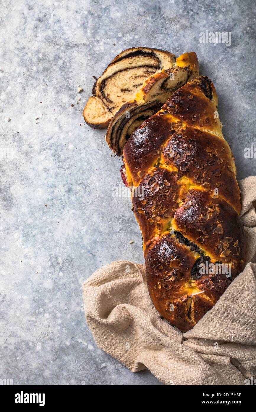 Pan tradicional griego de Pascua - tsoureki en rodajas. Plait de brioche de  mármol dulce con frutos secos y chocolate Fotografía de stock - Alamy
