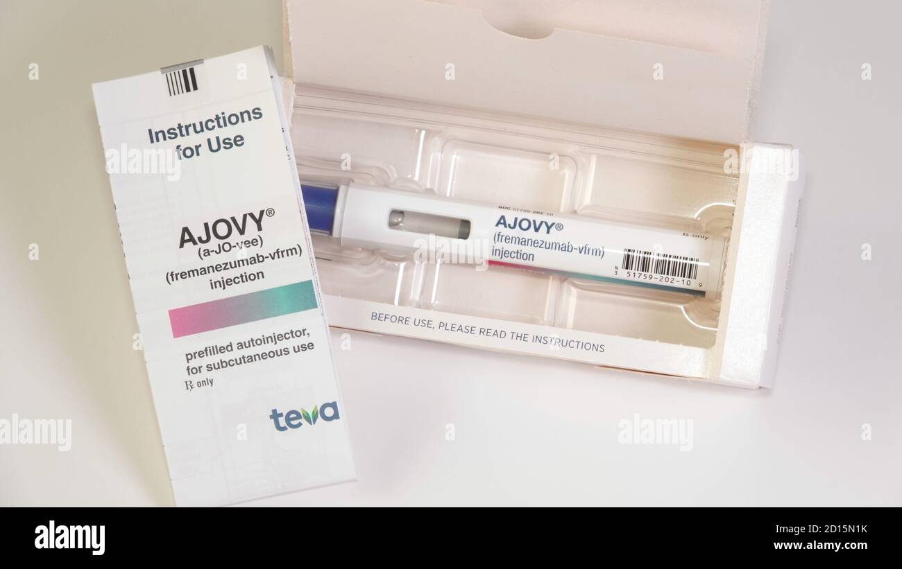 Ajovy auoinector en caja con folleto de instrucciones para el paciente.  Ajovy es uno de los cuatro recientemente aprobados por la FDA para prevenir  la migraña Fotografía de stock - Alamy