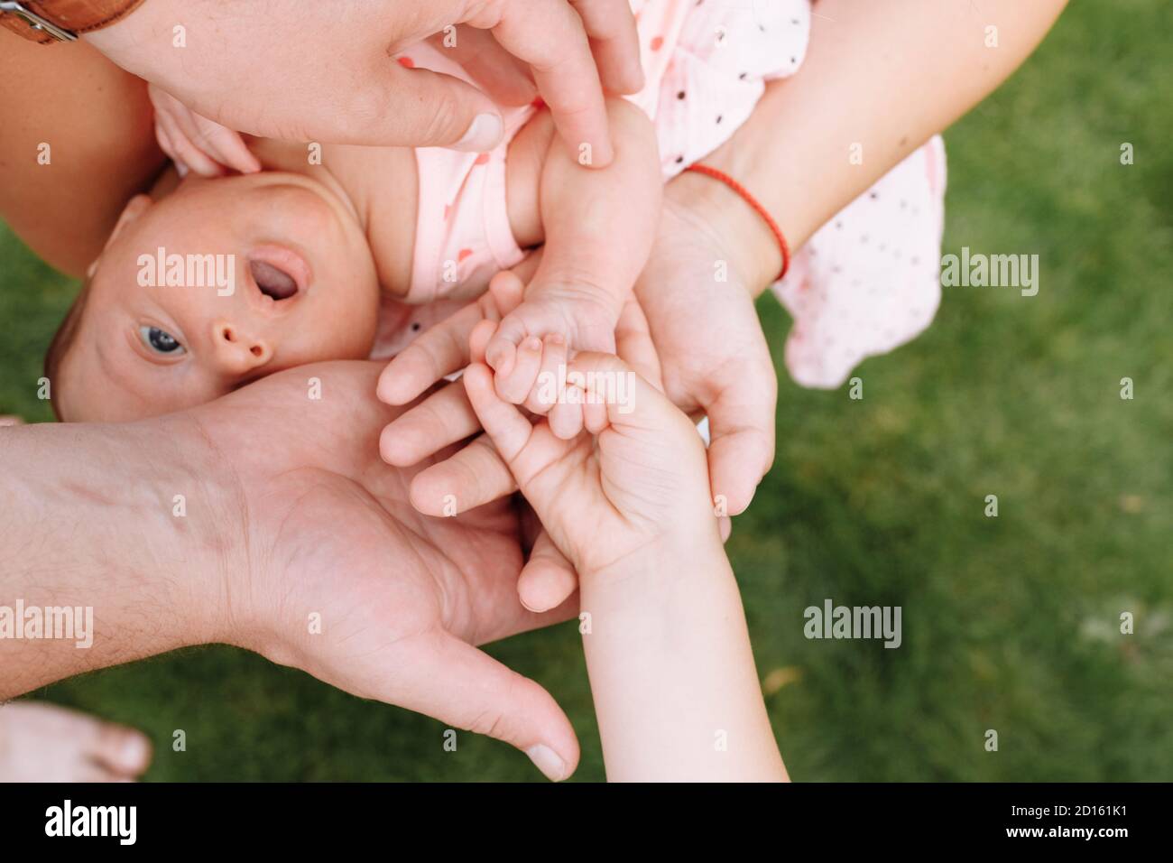 Manos De Toda La Familia Manos De Mama Papa Y Ninos Cuatro Manos De La Familia El Concepto De Unidad Apoyo Proteccion Y Felicidad Fotografia De Stock Alamy