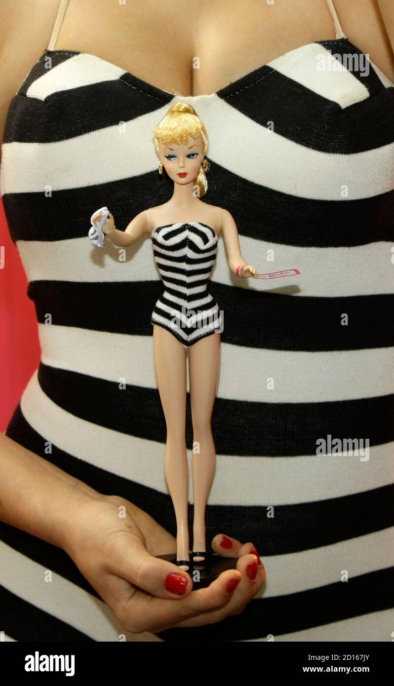 Un modelo tiene un modelo Barbie llamado 'Pony Tail' de la más popular del mundo que cumple 50 años de edad durante la vista previa de la prensa de la 60ª