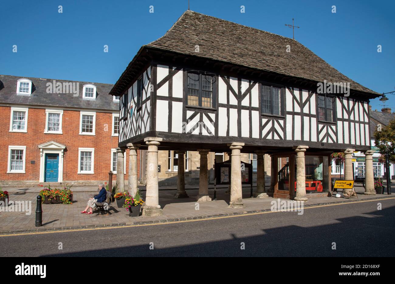 Royal Wootton Bassett, Wiltshire, Inglaterra, Reino Unido. 2020. El histórico mercado de la ciudad de Royal Wootton Bassett con el Ayuntamiento construido en el siglo 17. Foto de stock