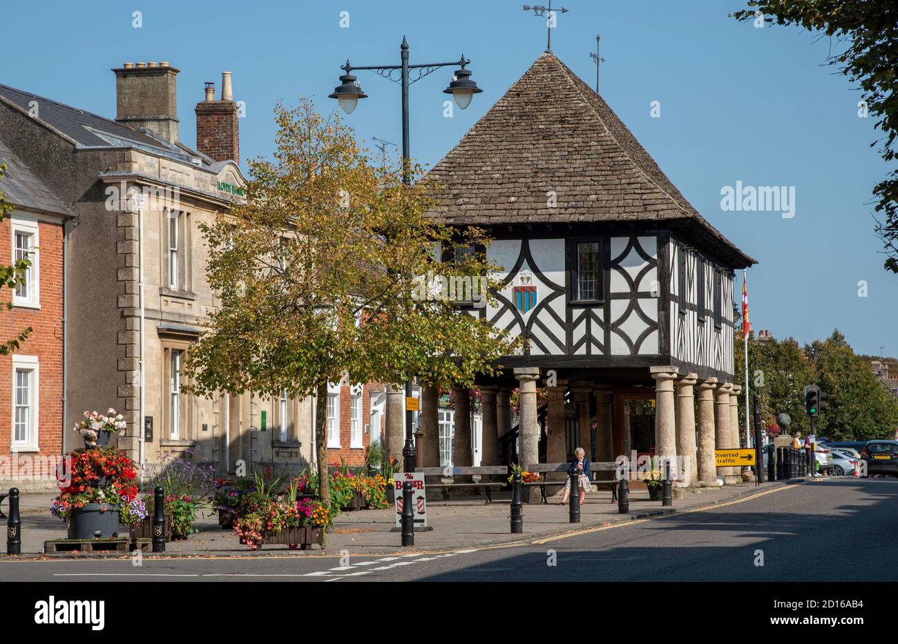 Royal Wootton Bassett, Wiltshire, Inglaterra, Reino Unido. 2020. El histórico mercado de la ciudad de Royal Wootton Bassett con el Ayuntamiento construido en el siglo 17. Foto de stock