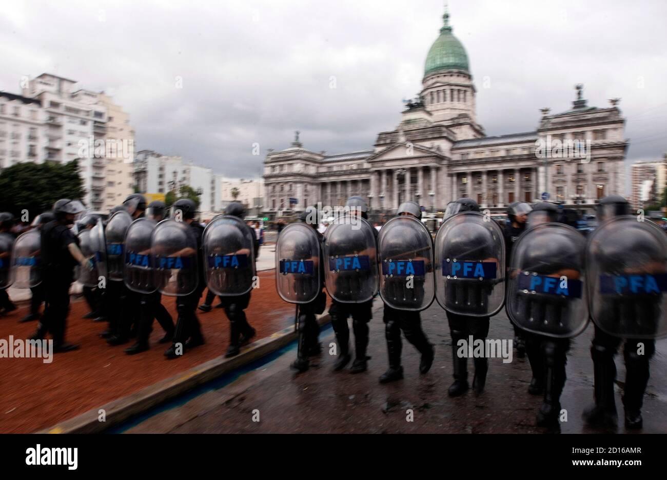 Anti-riot policemen march during a protest by veterans of the Falklands war, known commonly in Argentina as the 'Malvinas,' demanding their pension rights outside the Congress in Buenos Aires, November 25, 2009. REUTERS/Marcos Brindicci (ARGENTINA POLITICS CONFLICT BUSINESS) Foto de stock