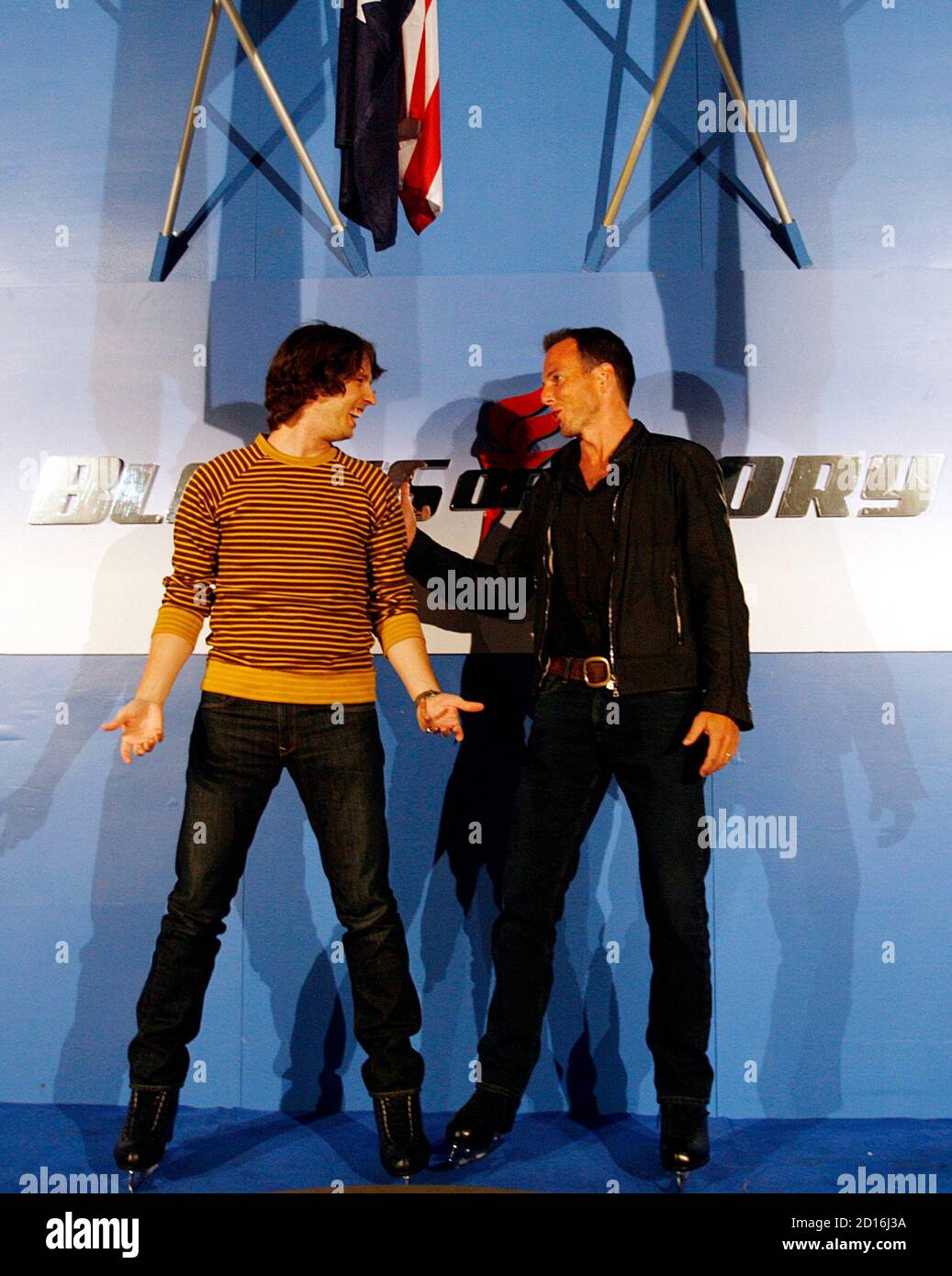 Actors Jon Heder (L) and Will Arnett joke around at a media opportunity at an ice skating rink to promote their film "Blades of Glory" in Sydney June 6, 2007. REUTERS/Tim Wimborne (AUSTRALIA) Foto de stock