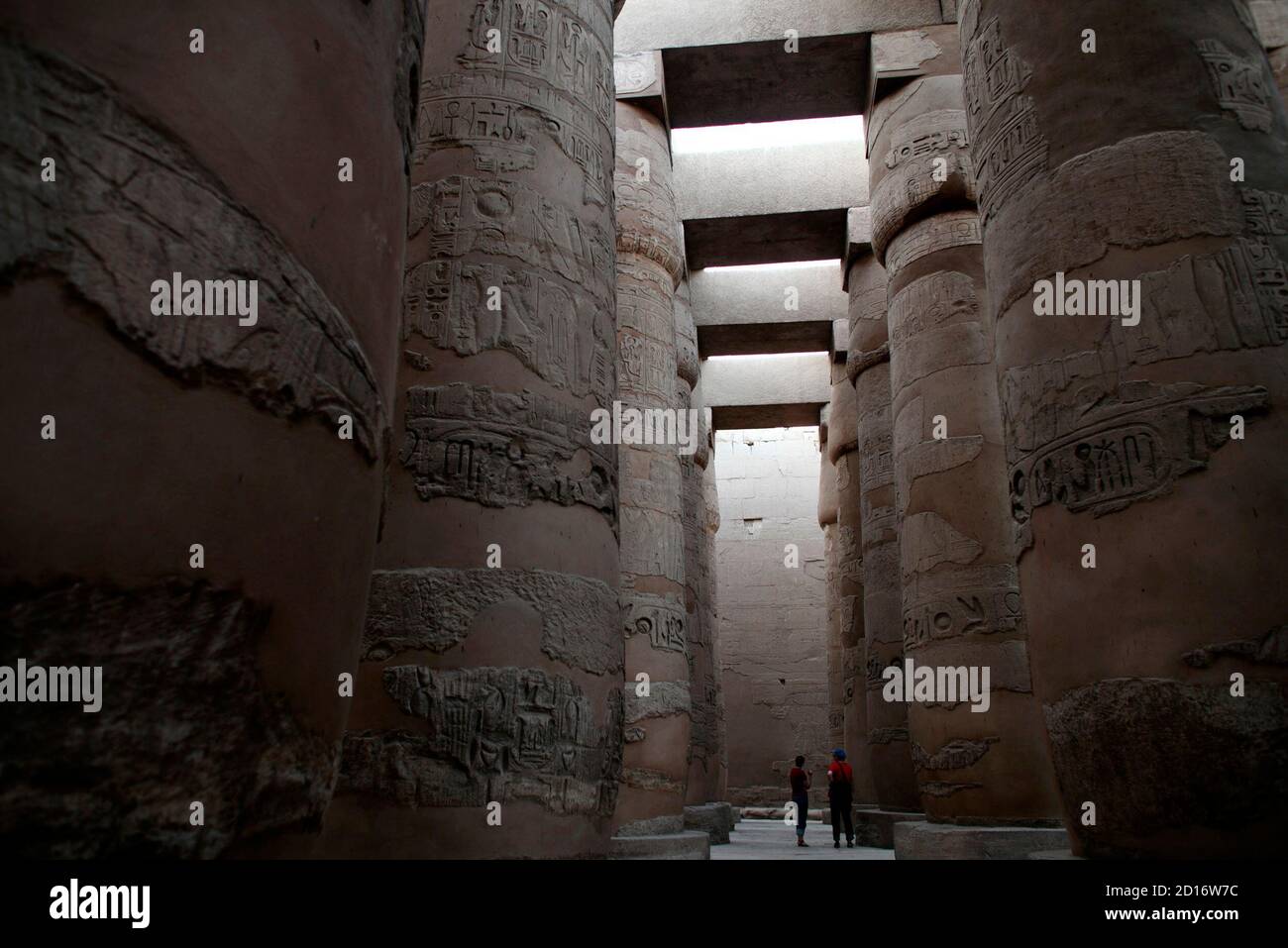 Los turistas caminan en el Templo de Karnak en Luxor, sur de Egipto, 9 de noviembre de 2009. El complejo del templo de Karnak data de antes del 2000 AC y está dedicado principalmente a Amon Ra. Es el templo más grande del mundo. REUTERS/Goran Tomasevic (VIAJE DE LA SOCIEDAD DE EGIPTO) Foto de stock