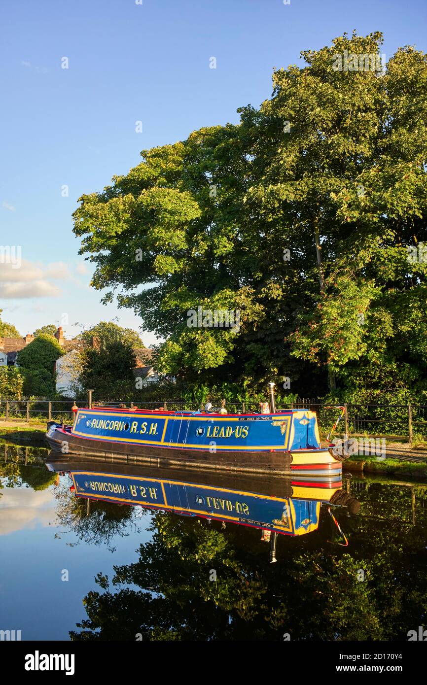 Atractivo pintado narrowboat Lead-Us amarrado en Lymm en el Bridgewater canal Foto de stock
