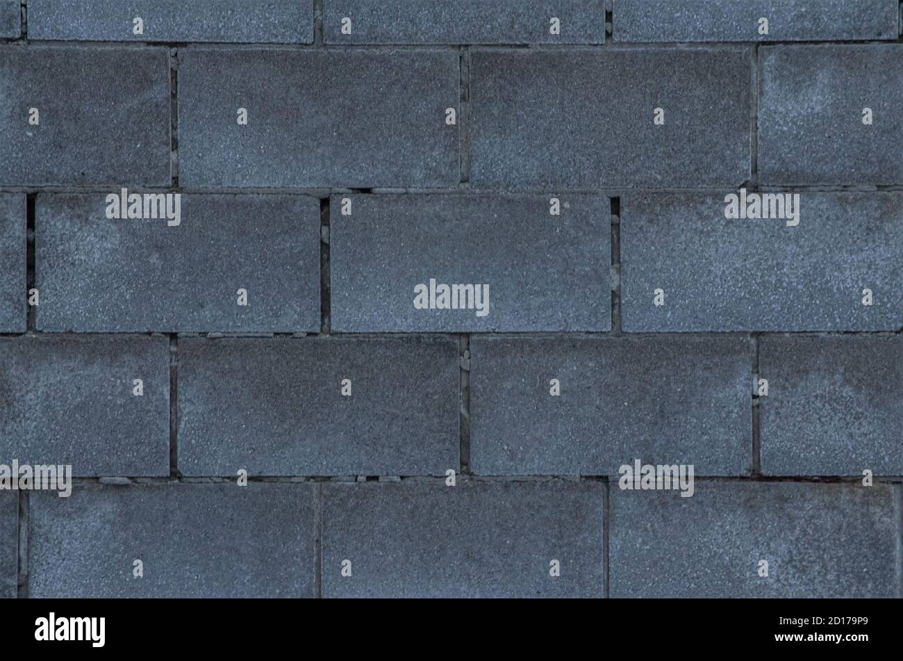 Pared de bloques de cemento con huecos entre los ladrillos grises  Fotografía de stock - Alamy