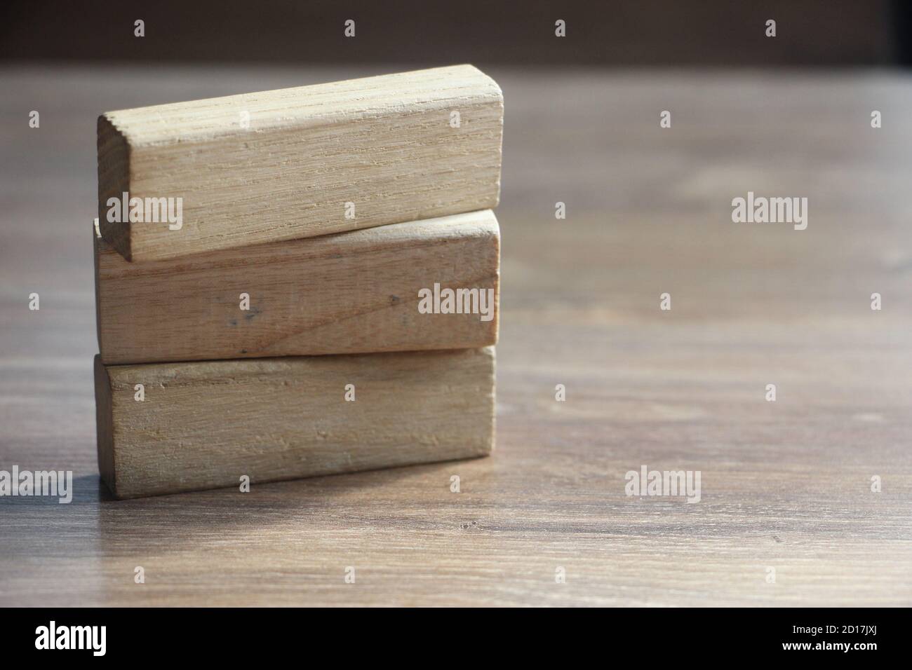 3 largos bloques de madera sobre mesa de madera. Concepto de educación y negocios Foto de stock