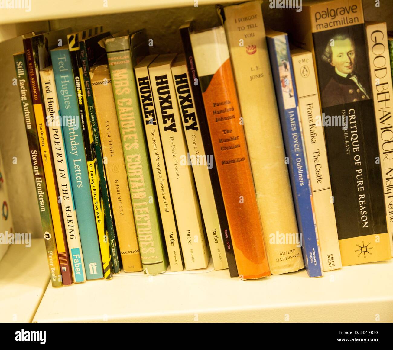 Libros clásicos de literatura inglesa de segunda mano en las estanterías de  la librería benéfica de Oxfam, Newbury, Berkshire, Inglaterra, Reino Unido  Fotografía de stock - Alamy
