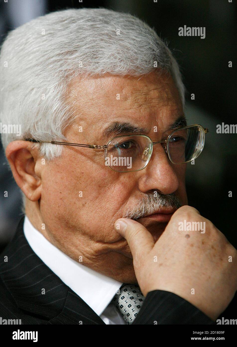El presidente palestino Mahmoud Abbas está representado en el Musee d'Art et d'Histoire en Ginebra el 26 de abril de 2007. Del 27 de abril al 7 de octubre de 2007, el museo llevará a cabo una exposición de más de 500 elementos arqueológicos recuperados de la Franja de Gaza, revelando múltiples facetas de este patrimonio de la región. REUTERS/Denis Balibouse (SUIZA) Foto de stock