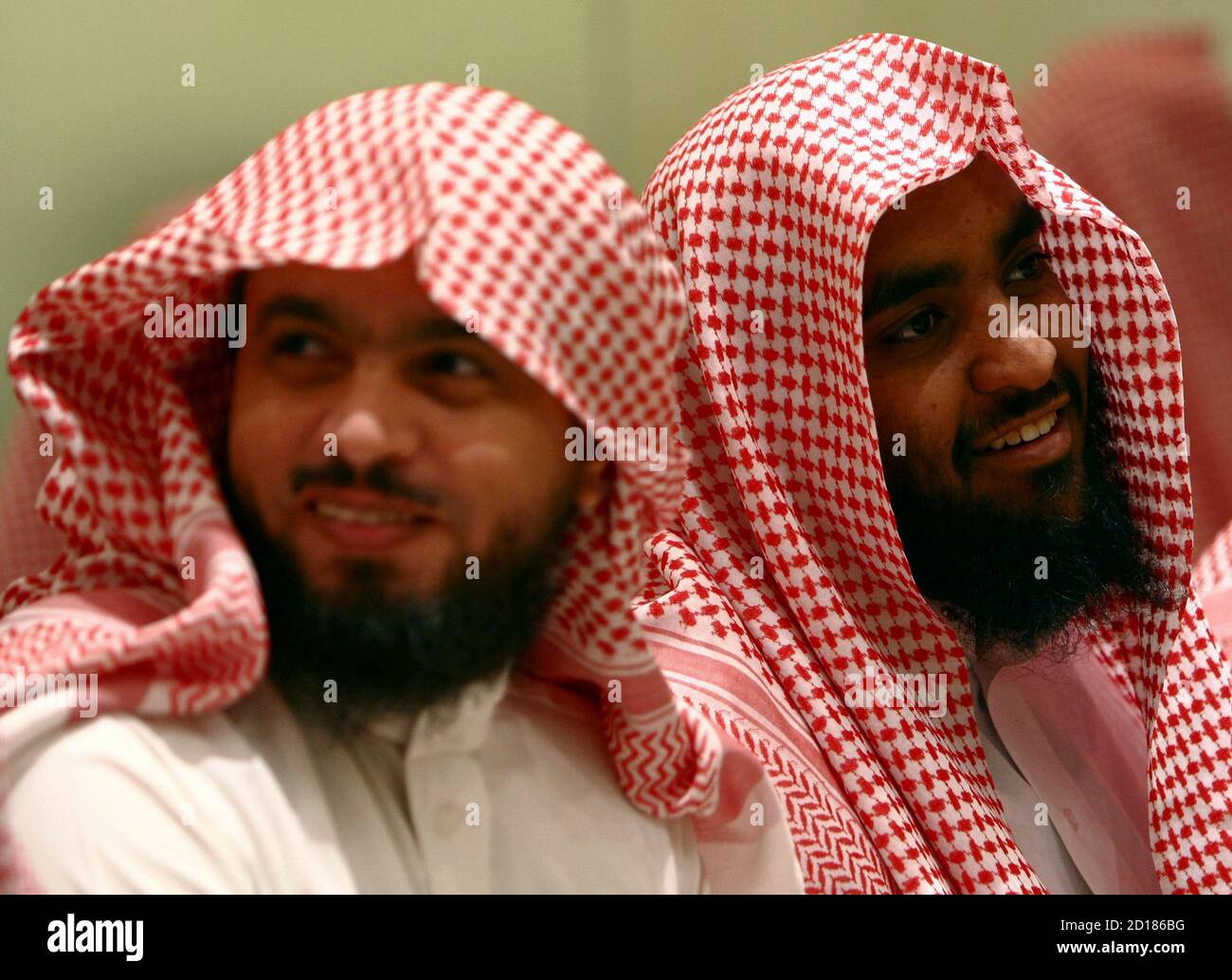 Members of the Committee for the Promotion of Virtue and Prevention of Vice, or religious police, attend a training course in Riyadh April 29, 2009 . REUTERS/Fahad Shadeed (SAUDI ARABIA MILITARY RELIGION) Foto de stock