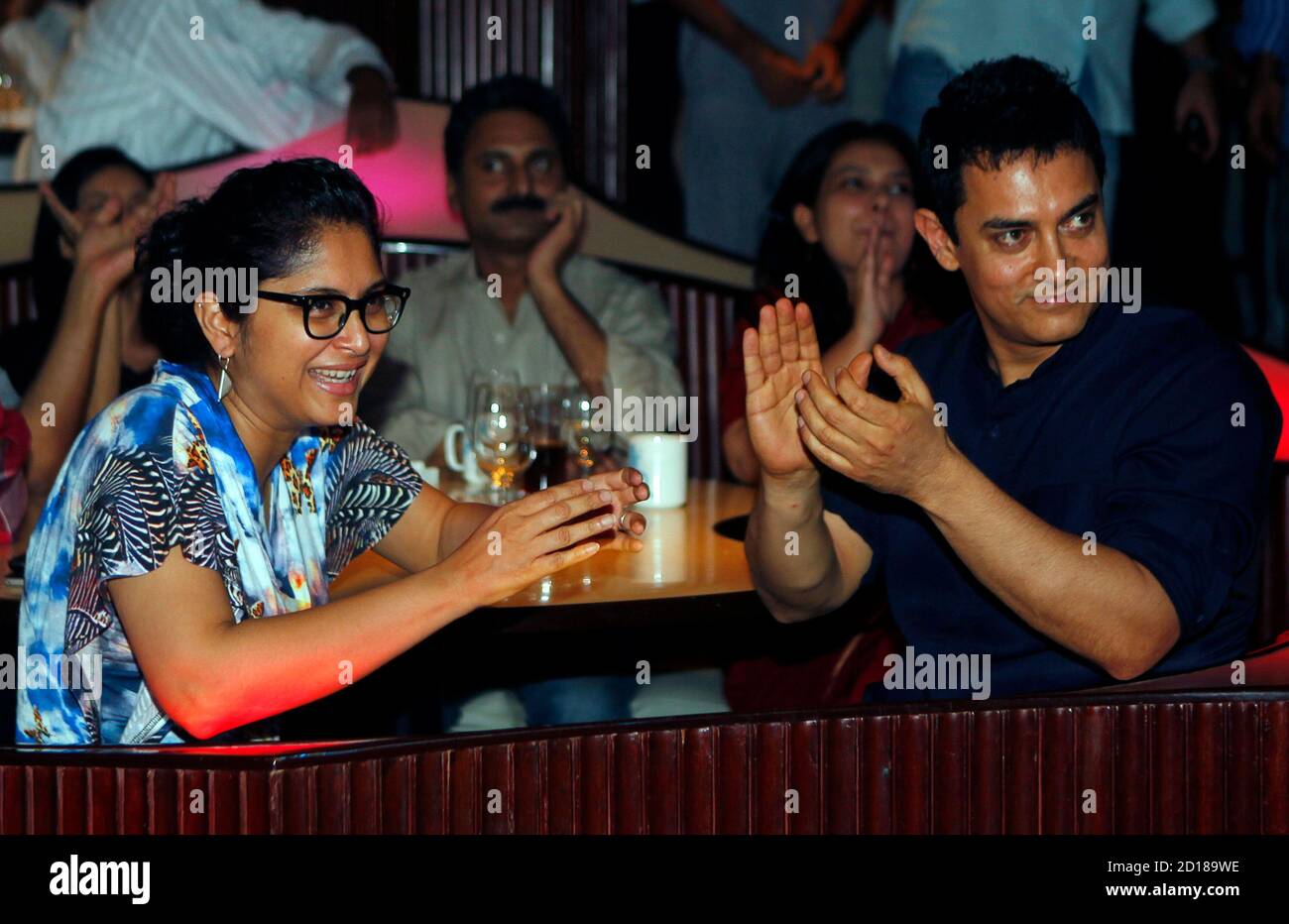 Aamir Khan Y Esposa Fotos E Imagenes De Stock Alamy Aamir khan'ın grubun lideri diljeet rolünde yer aldığı film, vatan sevgisi, tarih bilinci ve dostluk üzerine muhteşem bir yapım. https www alamy es bollywood actor aamir khan and his wife kiran rao l clap as they listen to music at a promotional event for khans forth coming movie peepli live in mumbai july 13 2010 peepli live made on a budget of around 100 million rupees is a satire based on two peasants whose plans to commit suicide bring a huge media circus to a small village peepli live has already done the rounds of the film festival circuit including at sundance and opens in indian cinemas on august 13 reuters danish siddiqui india tags entertainment image379426138 html