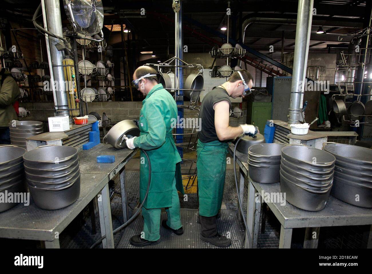 Employees work in Le Creuset kitchen utensils factory in Fresnoy le Grand,  central France, January 25, 2007. REUTERS/Regis Duvignau (FRANCE Fotografía  de stock - Alamy