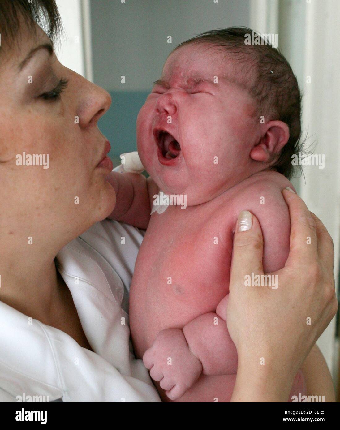La niña Nadia, que pesó 7.75 kg después del nacimiento, es vista en una sala de maternidad en la ciudad siberiana de Barnaul el 26 de septiembre de 2007. Una madre siberiana ha hecho más que su parte justa para curar el terrible declive de la población de Rusia. Tatyana Khalina sorprendió a su marido dando a luz a una niña de 7.75 kg (17.1 libras) este mes, su duodécimo hijo. Foto tomada el 26 de septiembre de 2007. REUTERS/Andrey Kasprishin (RUSIA) Foto de stock