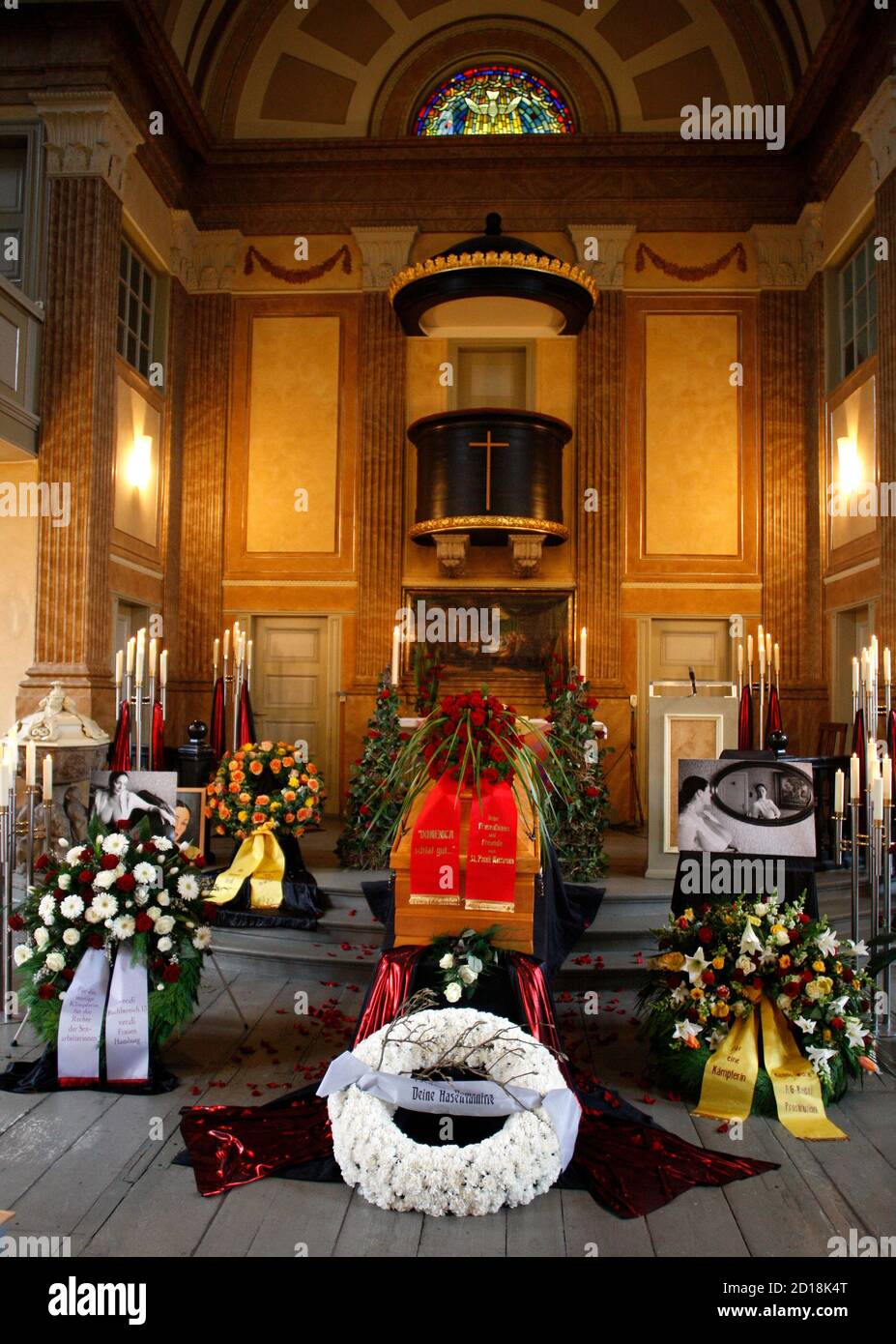 Flores y coronas se colocan alrededor del ataúd durante un servicio  funerario para la ex prostituta Domenica Niehoff, en el famoso barrio rojo  'Reeperbahn' en Hamburgo el 27 de febrero de 2009.
