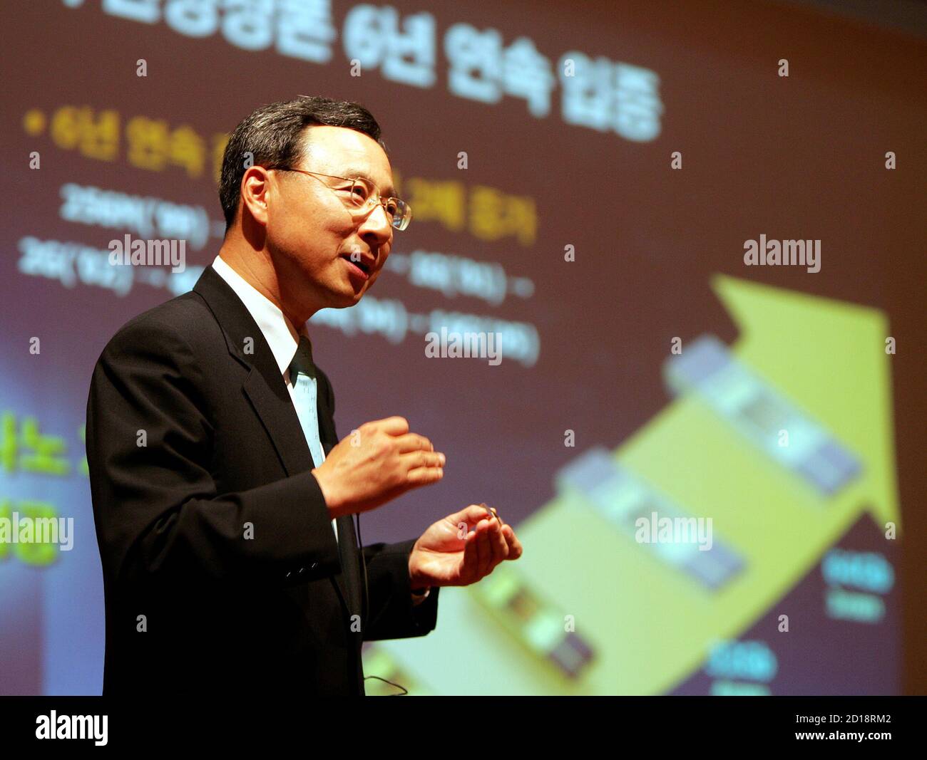 Hwang, president and CEO of Samsung Electronics' semiconductor business  answers question at news conference in Seoul. Hwang Chang-gyu, president  and CEO of Samsung Electronics' semiconductor business answers a question  at a news
