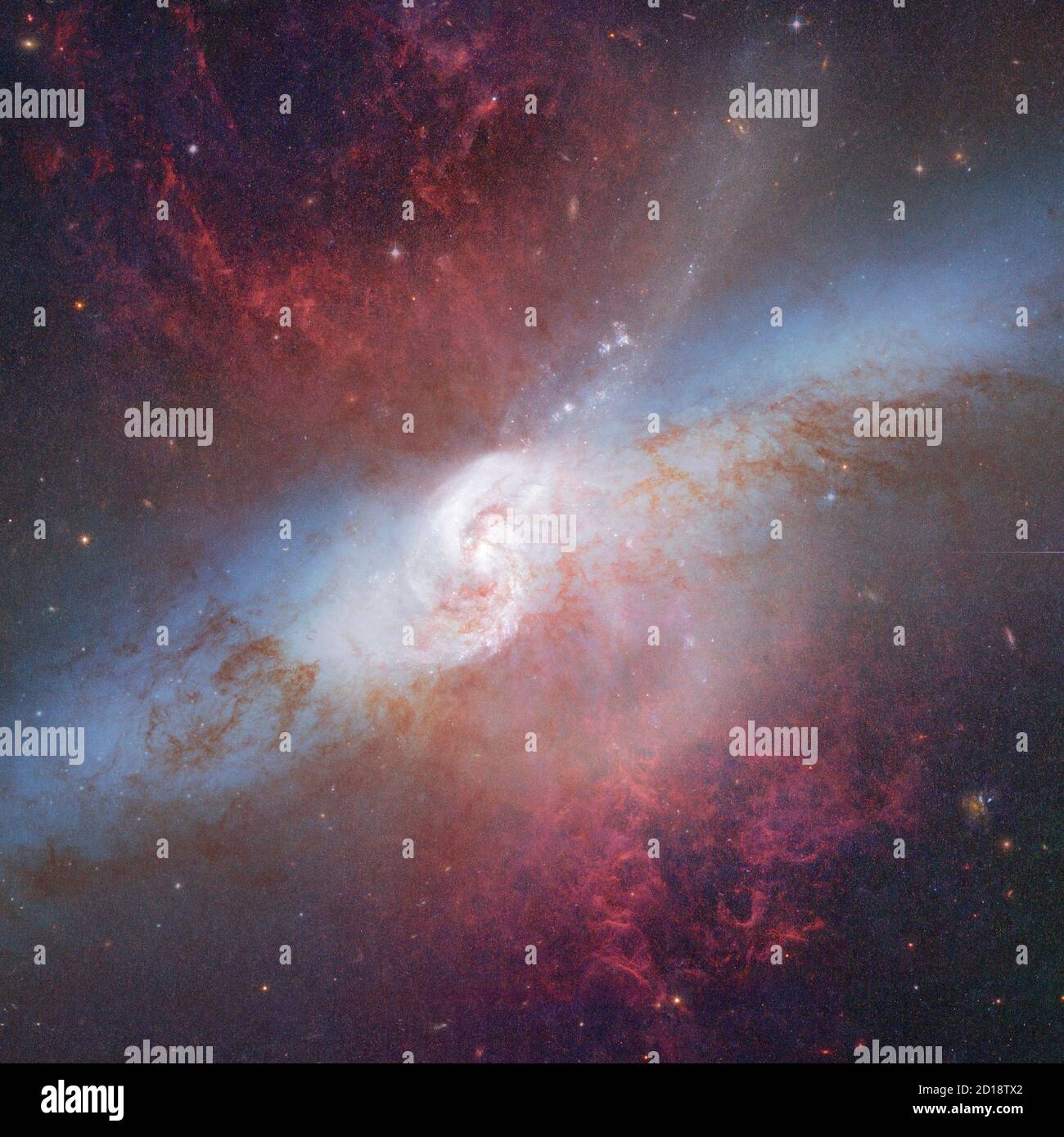 Nebulosa espiral y rayo de luz en el espacio profundo. Elementos de esta imagen proporcionados por la NASA. Foto de stock