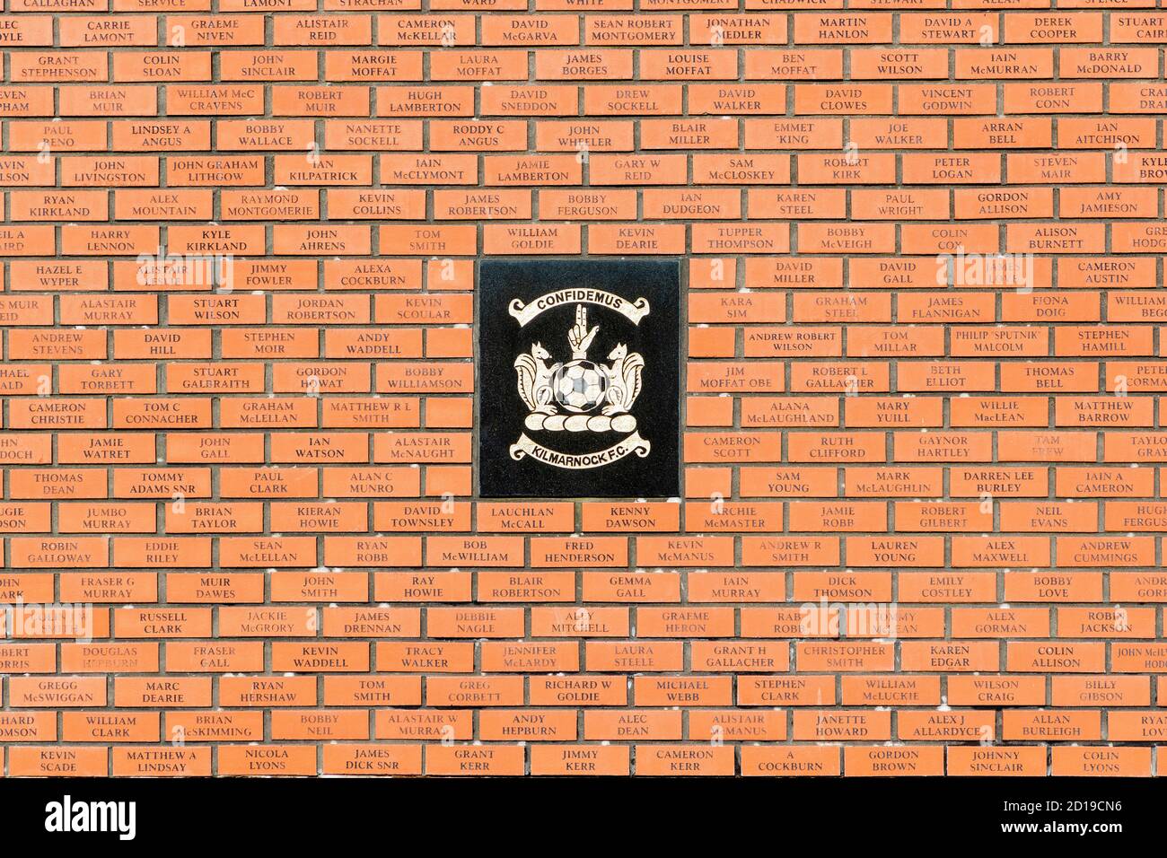 Los seguidores de la pared de ladrillo en el estadio de fútbol Rugby Park, el terreno de residencia del Club de fútbol Kilmarnock, Kilmarnock, Ayrshire, Escocia, Reino Unido Foto de stock