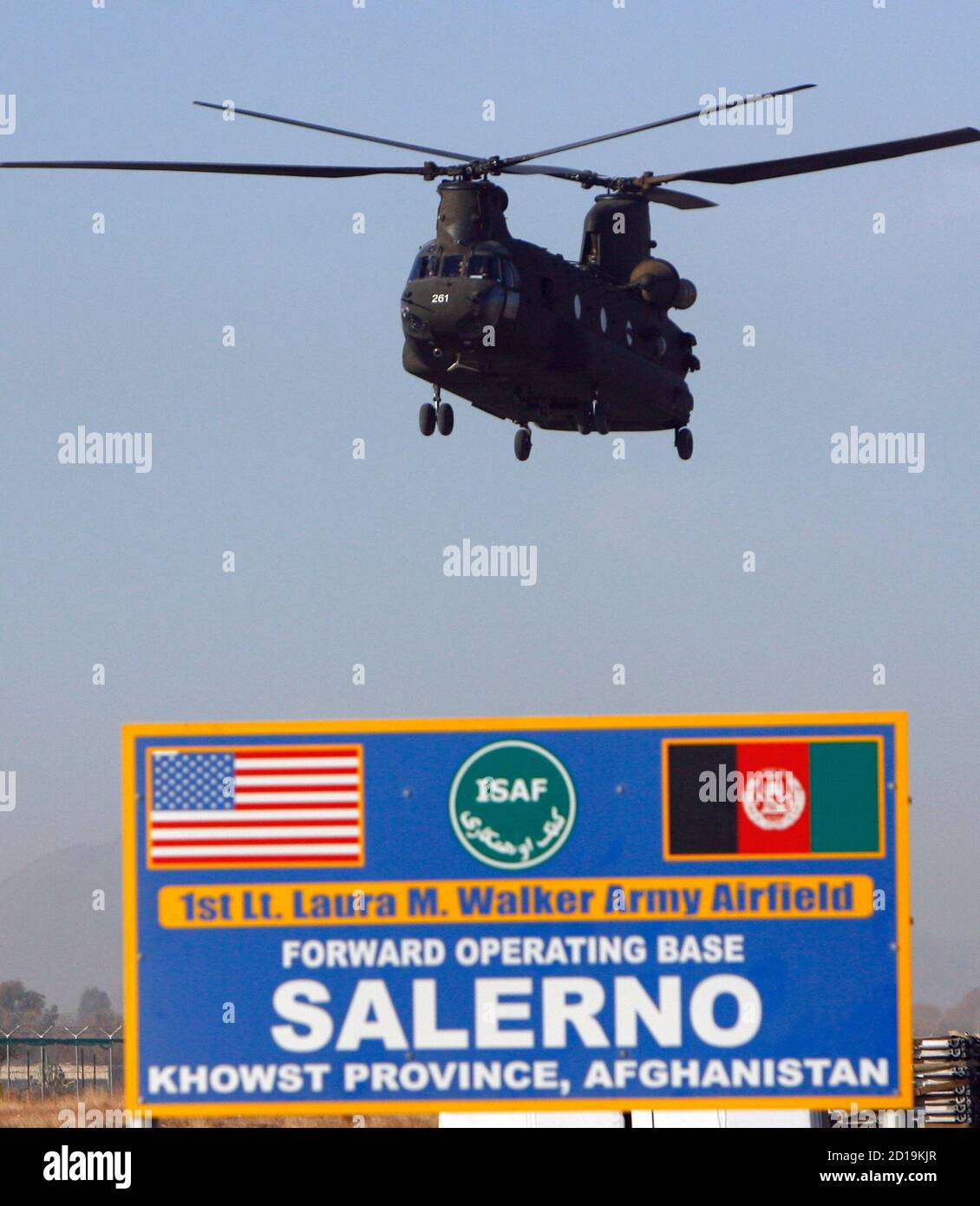 Un helicóptero de transporte CH-47F Chinook se prepara para aterrizar en FOB Salerno en Afganistán el 2 de diciembre de 2009. El presidente estadounidense Barack Obama dijo el martes que está ordenando a 30,000 tropas más estadounidenses a Afganistán para el próximo verano para contrarrestar un reurgente Talibán y planea comenzar una retirada de tropas en 18 meses. REUTERS/Zohra Bensemra (TRANSPORTE MILITAR DEL CONFLICTO DE AFGANISTÁN) Foto de stock