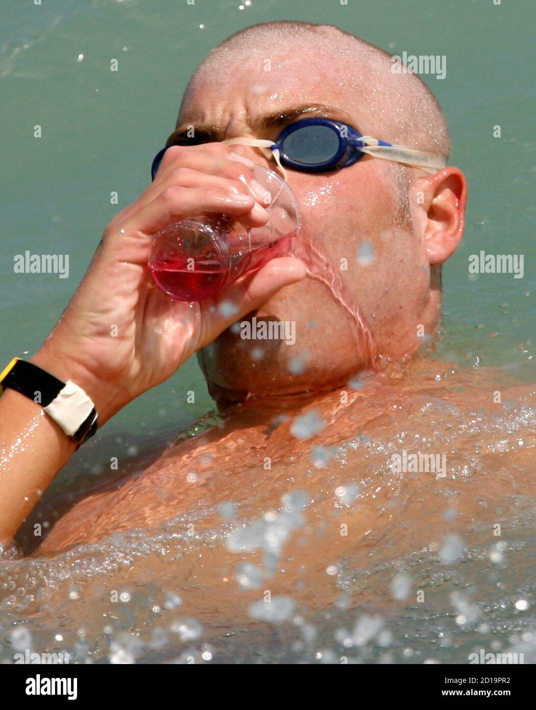 El nadador holandés Maarten Van der Weijden bebe durante el evento  masculino de 25 km de agua abierta en el Campeonato acuático Europeo en el  Lago Balaton, Hungría, 29 de julio de