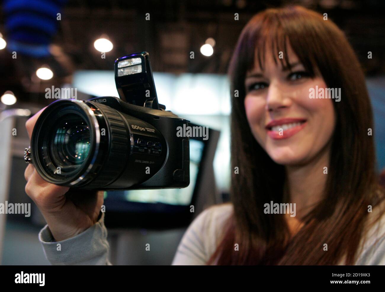 Kari Schultz demuestra la cámara digital Casio EXILIM Pro EX-F1 durante la  Feria de Electrónica de consumo (CES) en las Vegas, Nevada 8 de enero de  2008. La cámara cuenta con un
