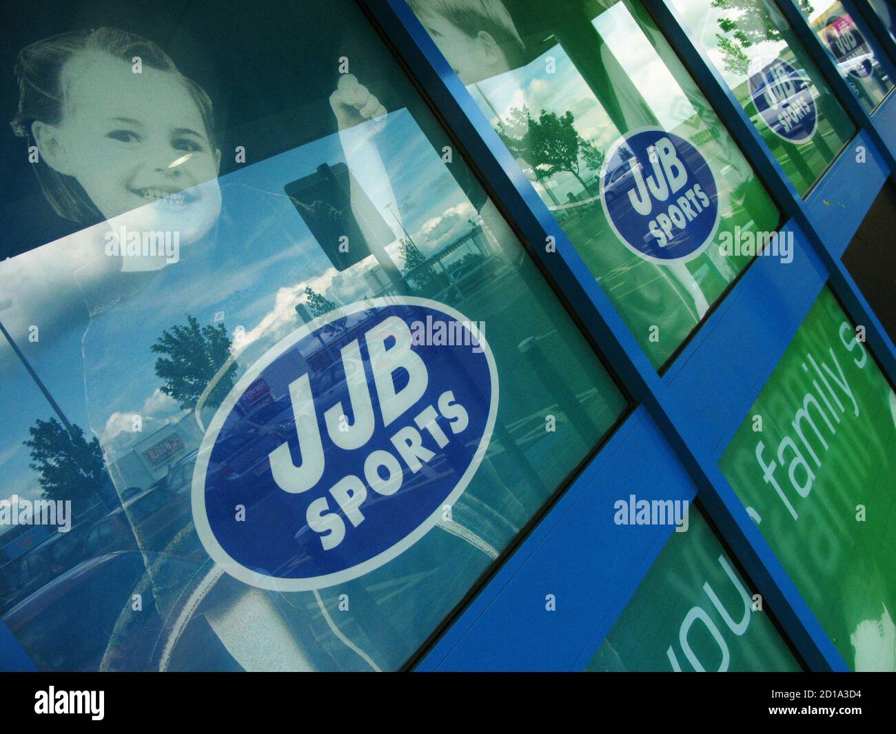 La señalización se ve en la ventana de una tienda de ropa deportiva JJB en  Edimburgo, Escocia 21 de mayo de 2009. La luchadora minorista británica de ropa  deportiva JJB Sports PLC