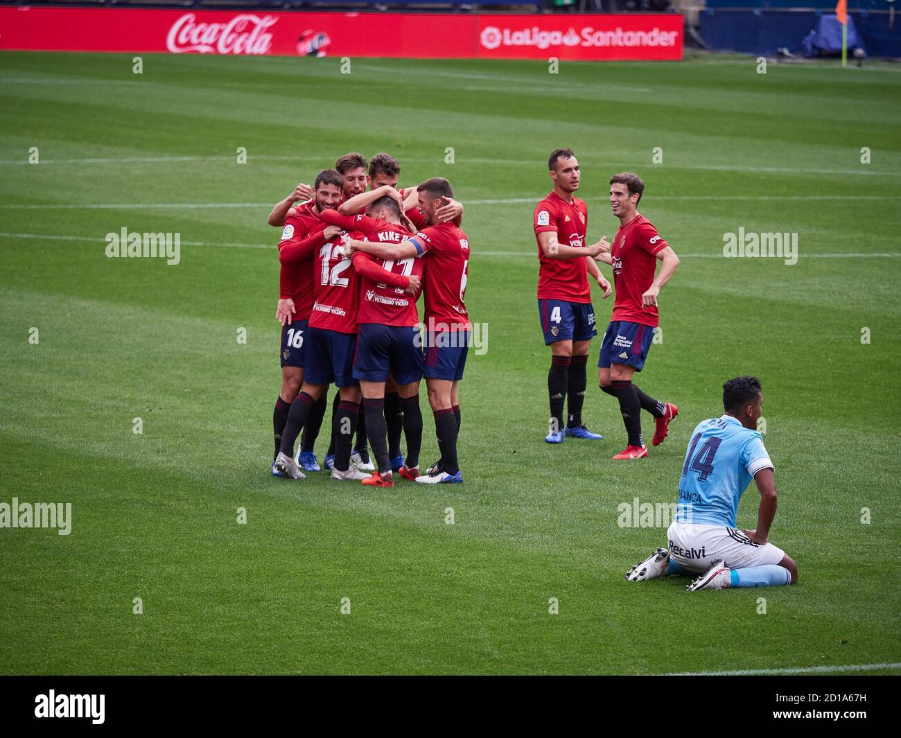 Facundo Roncaglia de Osasuna celebra un gol con compañeros de equipo durante El campeonato de fútbol de la Liga entre CA Osasuna Y RC Celta d Foto de stock
