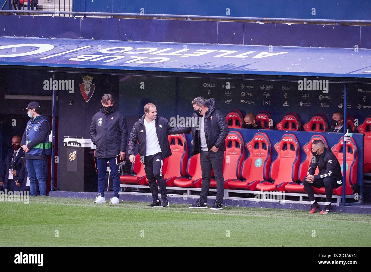 Jagoba Arrasate, entrenador de Osasuna y Oscar García, entrenador de Celta de Vigo antes del campeonato español la Liga partido de fútbol entre CA Osasuna A. Foto de stock