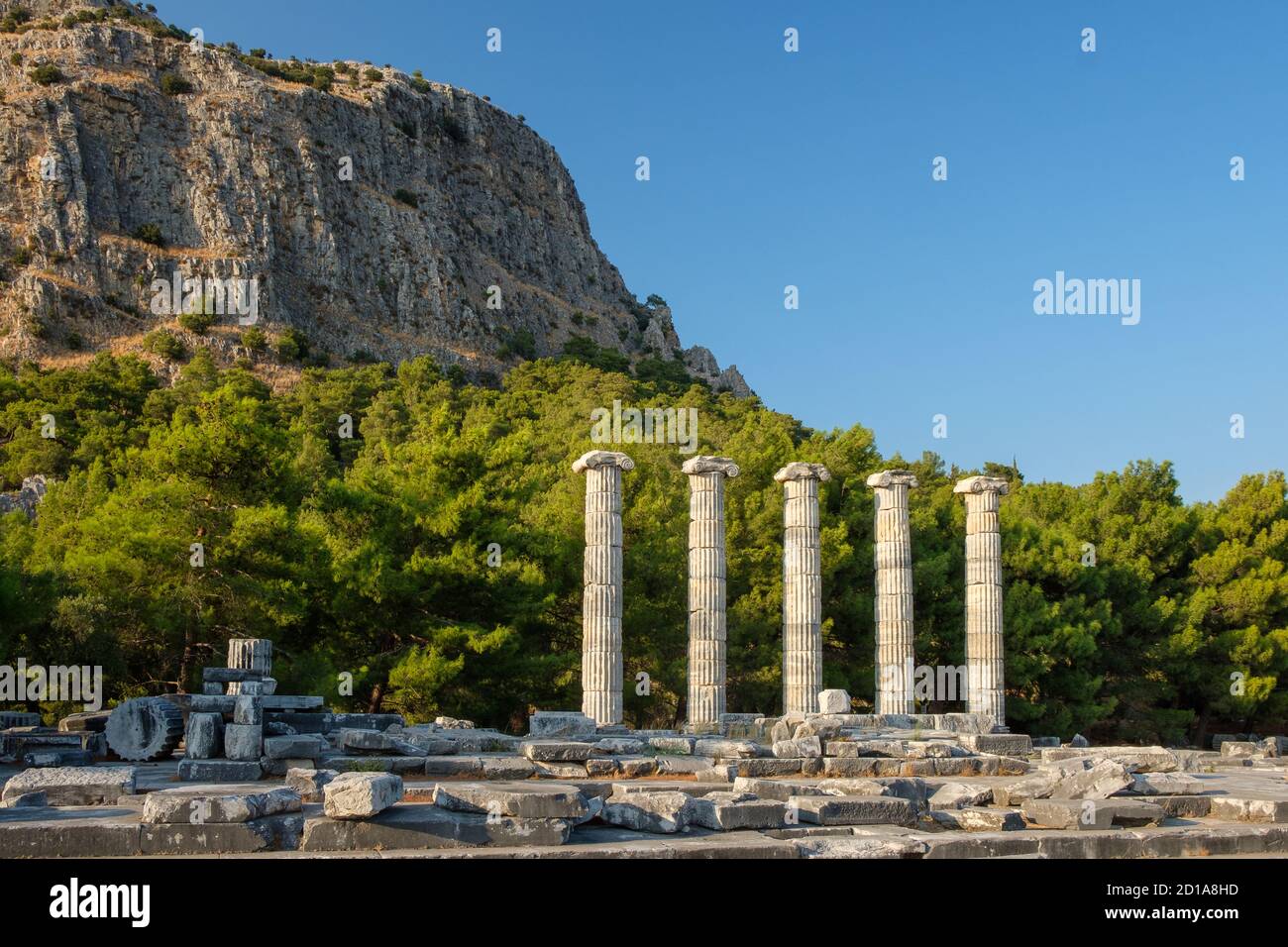 Espectacular antiguo templo griego Prieno de Atenea Foto de stock