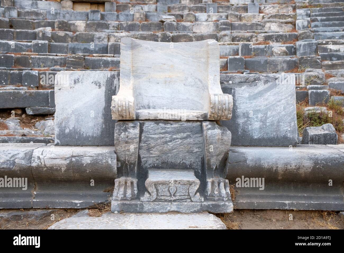 Un asiento en el antiguo anfiteatro griego Foto de stock