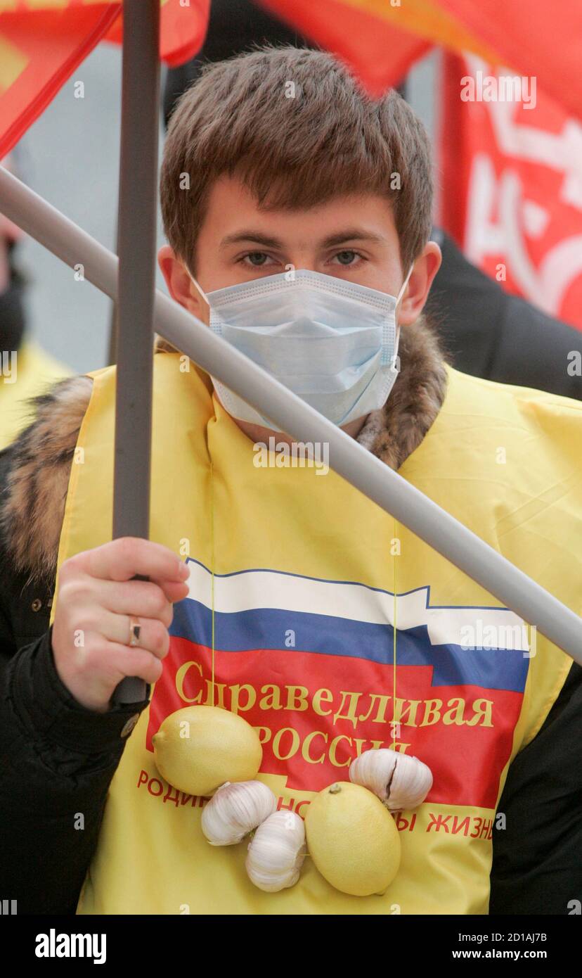 Un partidario del partido político Fair Russia mira durante una manifestación en el centro de Moscú, el 11 de noviembre de 2009. Los activistas denunciaron los altos precios de los medicamentos antivirales contra el virus H1N1 y pidieron que se garantizaran las inyecciones gratuitas de la vacuna contra la gripe H1N1 para los ciudadanos rusos. REUTERS/Alexander Natruskin (CONFLICTO DE SALUD EN RUSIA) Foto de stock