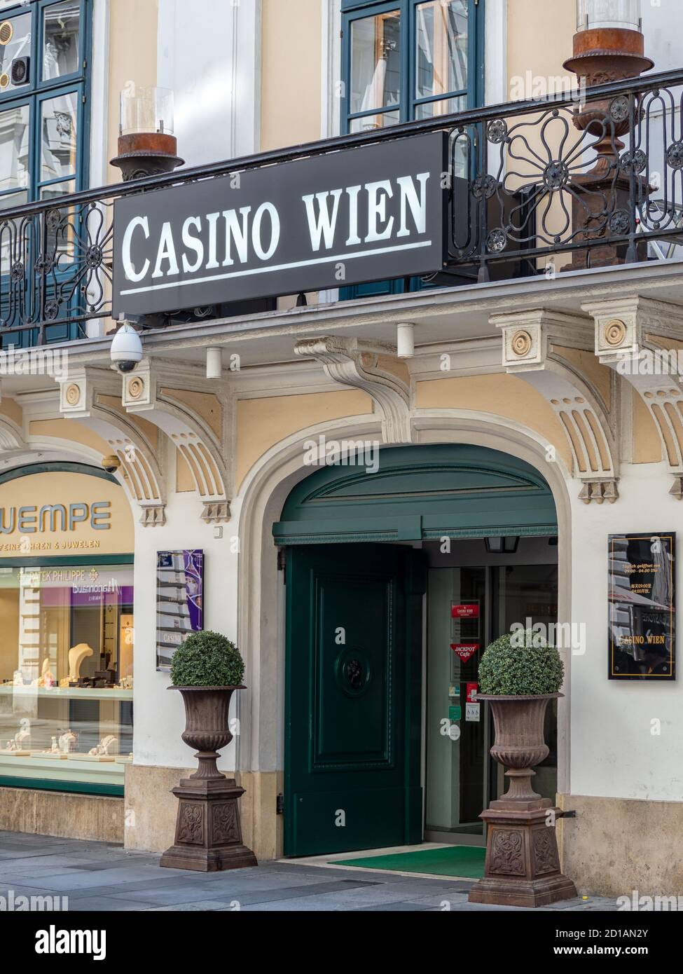 VIENA, AUSTRIA: Entrada al Casino Wein en Karntner Strasse con señal Foto de stock