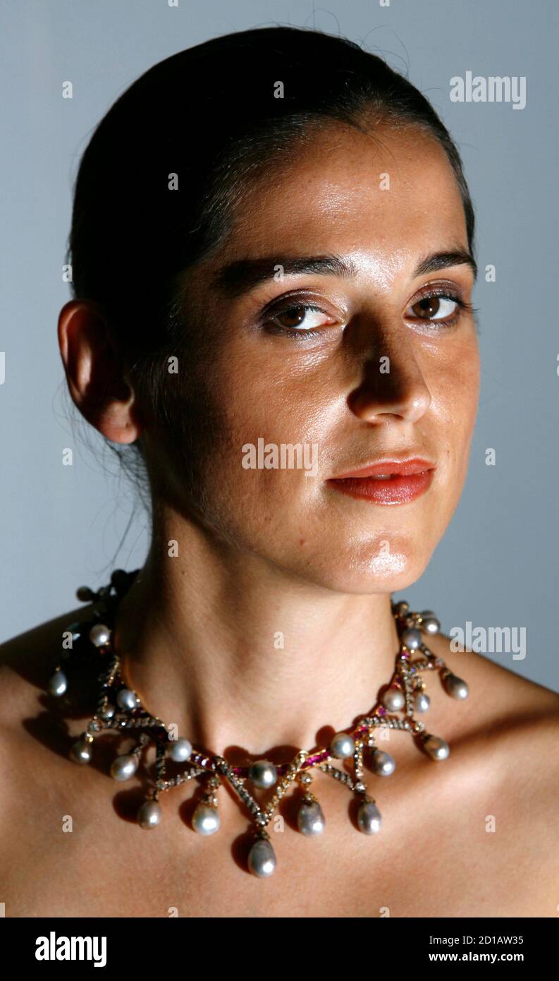 Linda Pyke, empleada de Christie, modela un collar, hecho de perlas  pertenecientes a María Antonieta, en la Casa de subastas de Christie en  Londres el 27 de septiembre de 2007. Un conjunto