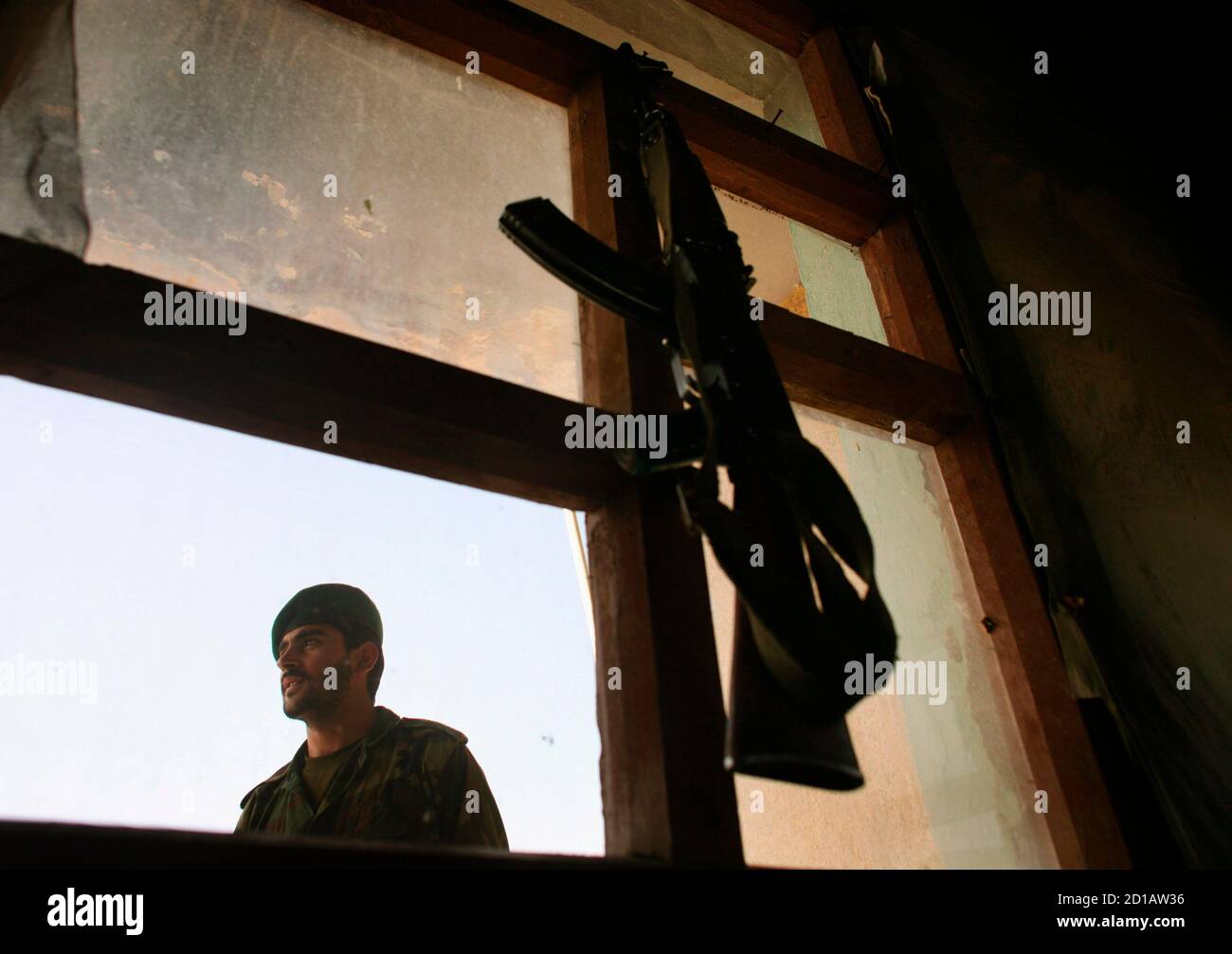 Un soldado del Ejército Nacional afgano observa desde una torre de vigilancia en un campamento militar cerca de Kandahar el 28 de septiembre de 2007. REUTERS/Goran Tomasevic (AFGANISTÁN) Foto de stock