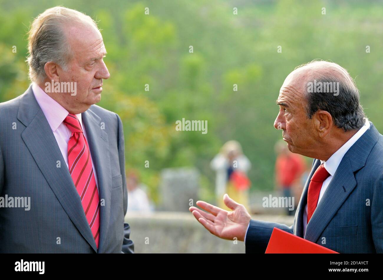 Spain's King Juan Carlos (L) listens to Emilio Botin, chairman of Spain's  biggest bank Banco Santander, after a reunion at the Comillas foundation in  northern Spain July 1, 2008. REUTERS/Nacho Cubero (SPAIN