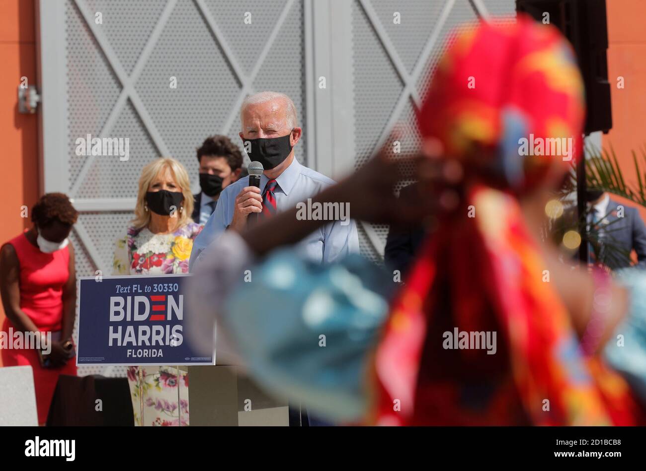 El candidato presidencial demócrata estadounidense Joe Biden habla durante una parada de campaña en el complejo cultural Little Haiti en Miami, Florida, EE.UU., 5 de octubre de 2020. REUTERS/Brendan McDermid Foto de stock