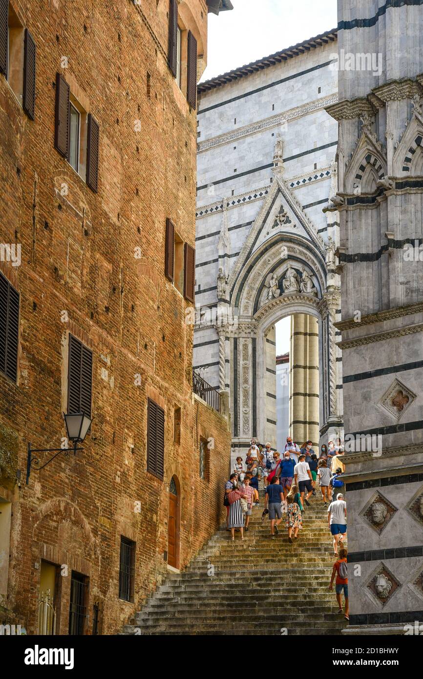 El portal de mármol ojival (1345) se abrió en la escalera que conecta la Catedral de Siena (1220-1370) con el Baptisterio de San Juan, Toscana, Italia Foto de stock