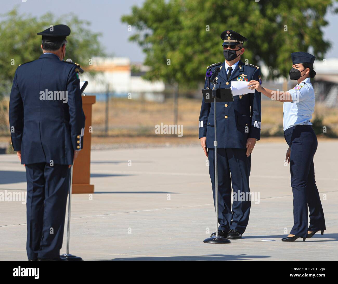 Aspectos, durante la ceremonia militar por el toma de protesta y de bandera del C General de ala P.A.D.E.M.A. Oscar René Rubio Sánchez comandante interino de la Región Aerea Noroeste realizado base Aerea Militar nº18 el 5 octubre 2020 en Hermosillo, México (© Foto:LuisGutiérrez/ NortePhoto.com) Foto de stock