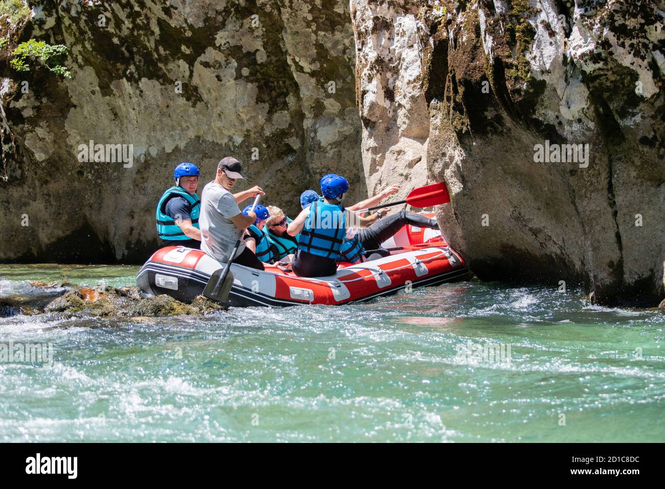 El equipo de rafting se apuñaló en el río Foto de stock
