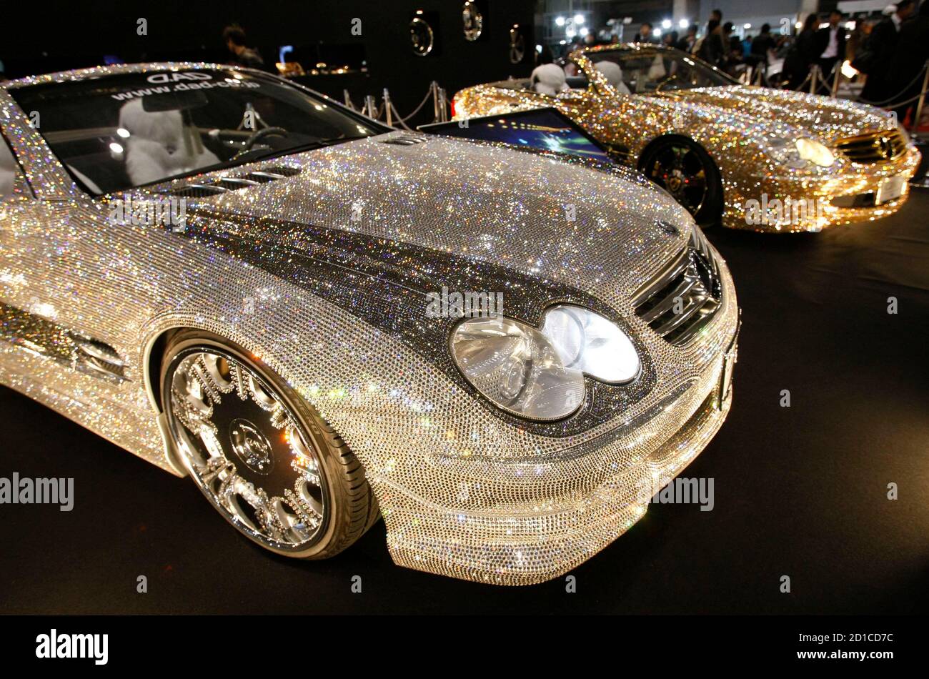 Mercedes-Benz SL600s personalizados, Luxury Crystal Benz, con 300,000  cristales de Swarovski, se exhiben en el pabellón de la empresa de  accesorios de automóviles personalizados Garson/D.A.D en Tokyo Auto Salon  2010 en Makuhari