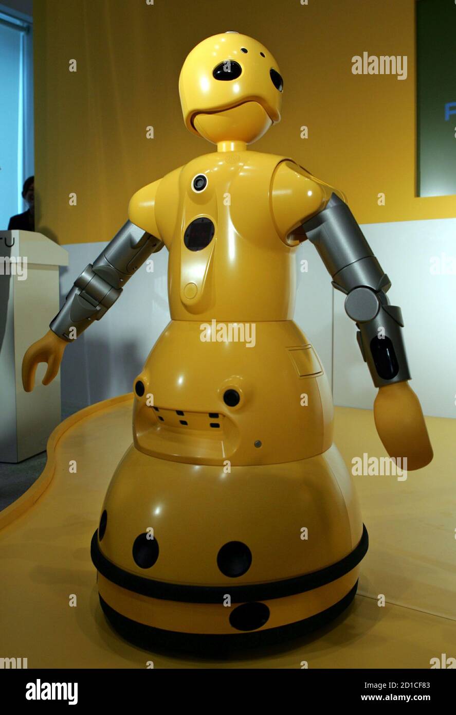El nuevo robot doméstico conectado a Internet Wakamaru se presenta en la  Mitsubishi Heavy Industry de Japón en Tokio el 15 de septiembre de 2005.  Cien de estos robots Mitsubishi de 40