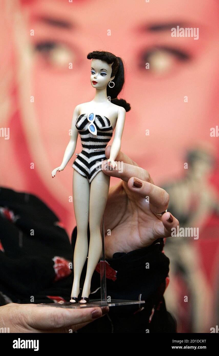 Marina Kochen tiene Barbie no. 1, el primer Barbie producido y parte de su  colección, en la casa de subastas de Christie en Londres, 25 de septiembre  de 2006. La Colección Ietje