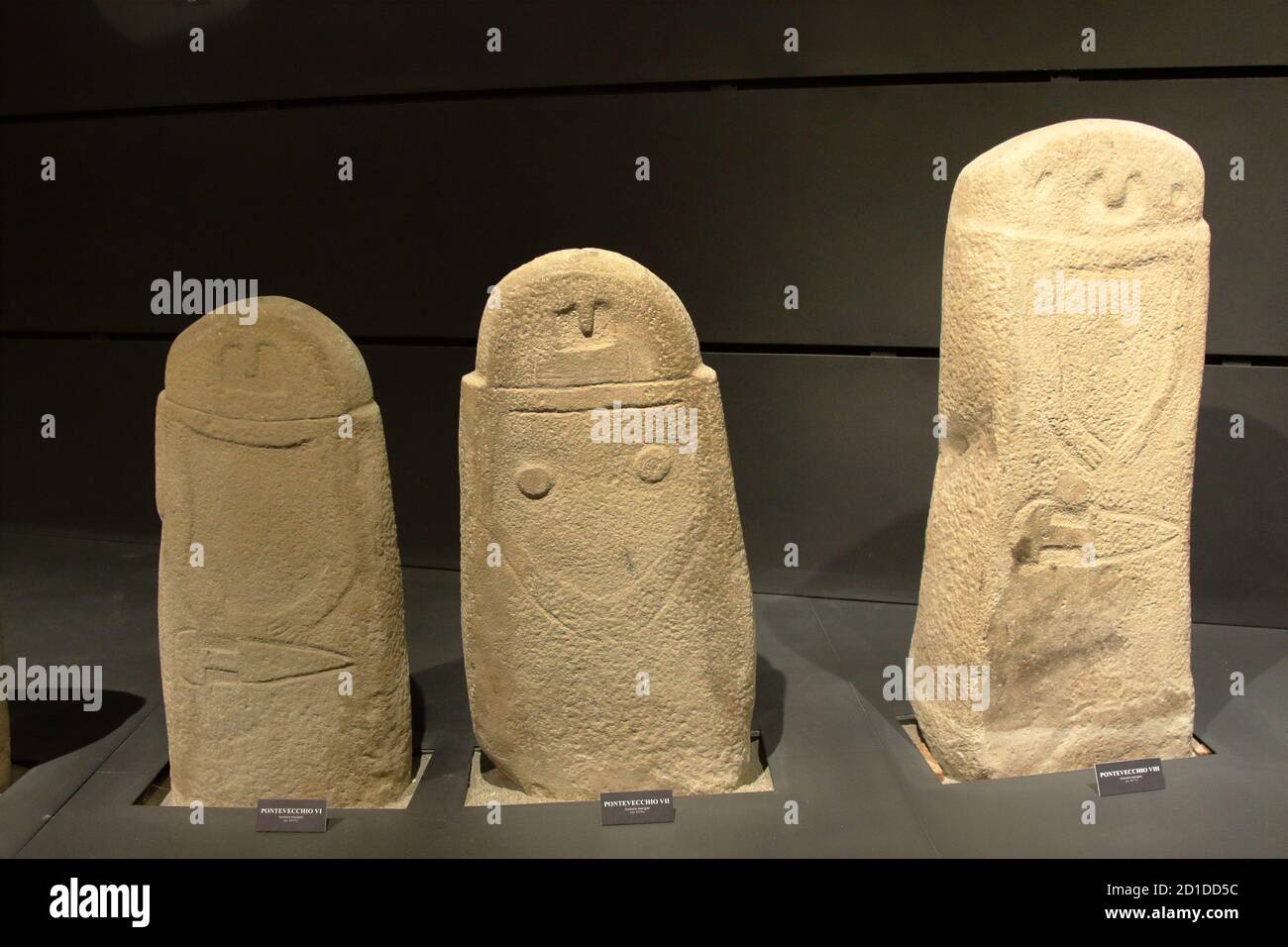 Museo Arqueológico, la Spezia, Italia - verano 2020: Edad de piedra dolmen antropomórfico Foto de stock