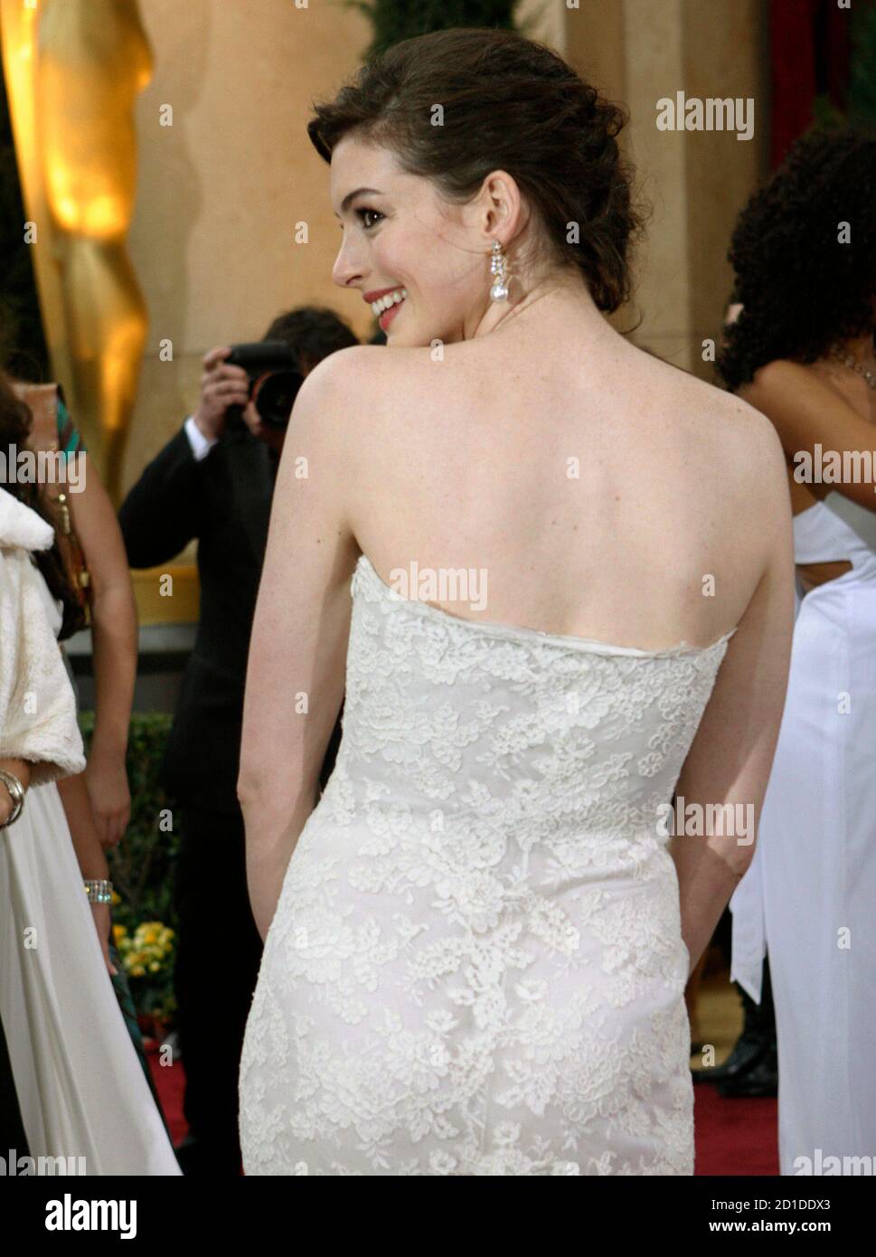 Actress and presenter Anne Hathaway arrives at the 79th Annual Academy  Awards in Hollywood, California February 25, 2007. REUTERS/Mario Anzuoni  (UNITED STATES Fotografía de stock - Alamy