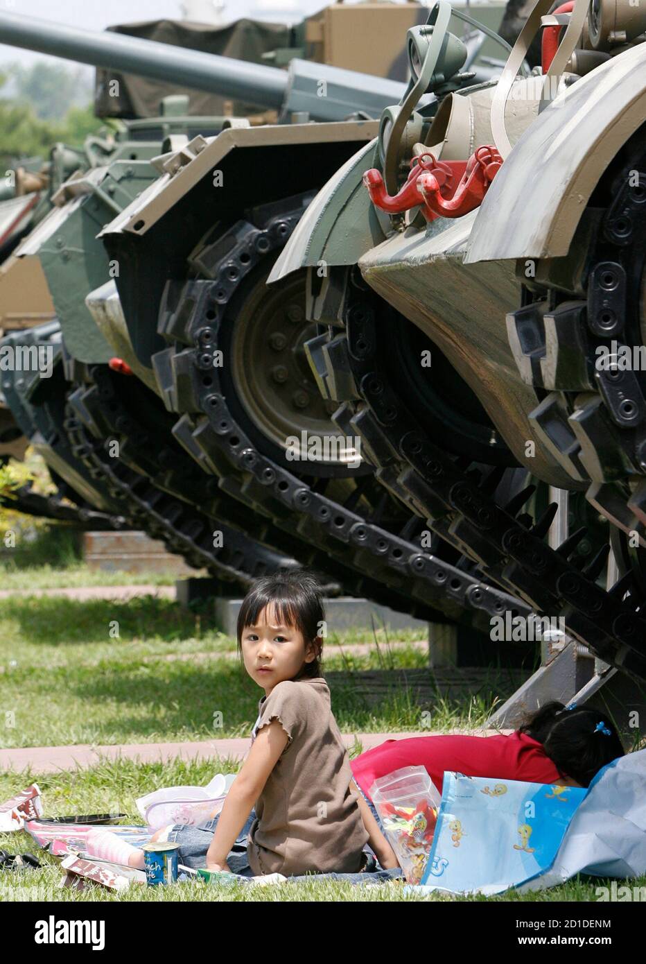 Un niño se sienta junto a un tanque utilizado durante la Guerra de Corea, en el museo de la Guerra de Corea en Seúl el día de los Caídos el 6 de junio de 2007. Corea del Sur y Corea del Norte siguen estando técnicamente en guerra, porque su conflicto de 1950-53 terminó en una tregua armada que nunca se ha convertido en un tratado de paz. REUTERS/Jo Yong-Hak (COREA DEL SUR) Foto de stock